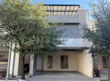 Casa · 298m² · 3 Recámaras · 2 Estacionamientos · Casa con Terraza Equipada en Cerrada Cestona, Valle Alto
