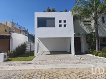 Casa · 246m² · 3 Recámaras · 2 Estacionamientos · Residencia en Venta Residencial Quetzalcoatl a Unos Pasos de La Udlap, San Pedro Cholula