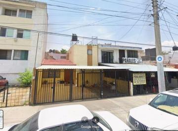 Casa de 3 habitaciones, Zapopan · Casa Ubicada en Colonia Las Aguilas, Sobre Av Principal con Opción a Uso de Suelo Comercial.