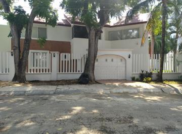 Casa · 650m² · 4 Recámaras · 5 Estacionamientos · Casa en Campestre