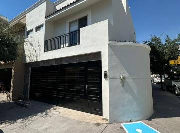Casa · 203m² · 2 Estacionamientos · Casa en Esquina en Venta, Los Rincones - Roncón del Valle Escobedo N. L.