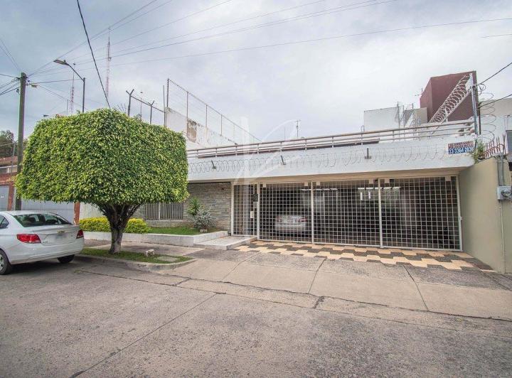 Casa · 727m² · 4 Recámaras · 3 Estacionamientos