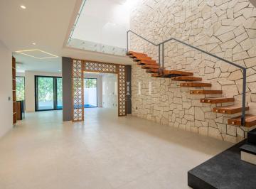 Casa · 340m² · 3 Recámaras · 2 Estacionamientos · Casa de 3 Recámaras en Renta o Venta en Residencial Vía Cumbres