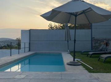 Casa · 205m² · 3 Recámaras · 5 Estacionamientos · Casa con Alberca en Tequesquitengo, Morelos.