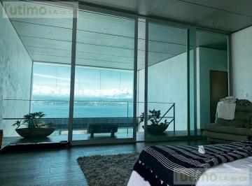 Casa · 205m² · 3 Recámaras · 5 Estacionamientos · Casa con Alberca en Tequesquitengo, Morelos.