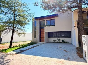 Casa · 400m² · 4 Recámaras · 2 Estacionamientos · Casa en La Campiña del Bosque