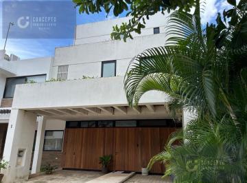 Casa · 180m² · 4 Recámaras · 2 Estacionamientos · Casa - Arbolada