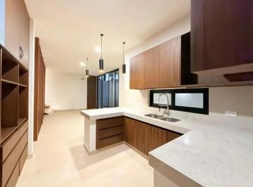 1 · Casa en Venta Dentro de La Ciudad con Alberca 3 Amplias Habitaciones en Benito Juarez Norte Merida