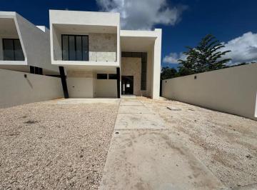 1 · Casa en Venta en Privada con Club de Golf en Merida Yucatan
