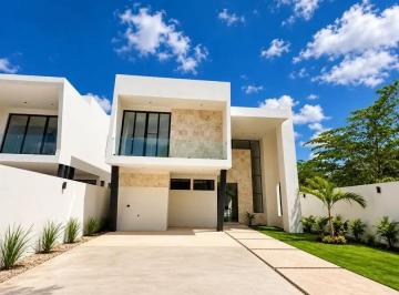 1 · Casa en Venta en Privada con Club de Golf en Merida Yucatan