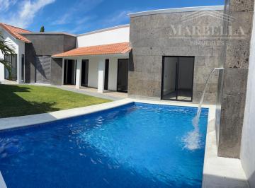 Casa de 3 habitaciones, Yautepec · Estrene Hermosa Casa en un Nivel con 3 Recámaras, Alberca con Cascada, Jardín, Terraza, Toda Bardada