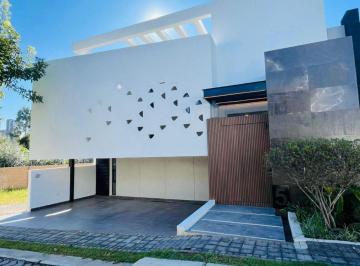 Casa · 385m² · 4 Recámaras · 3 Estacionamientos · Casa - Lomas 2