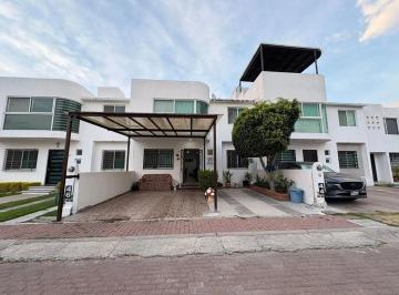 Casa · 4 Recámaras · 2 Estacionamientos · Casa en Corregidora