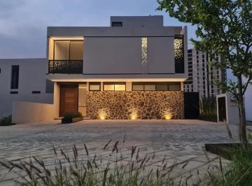 Casa · 265m² · 4 Recámaras · 4 Estacionamientos · Casa en Corregidora