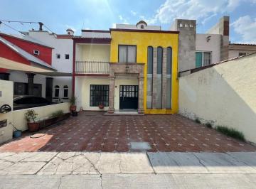 Casa · 240m² · 3 Recámaras · 2 Estacionamientos · Casa en Corregidora
