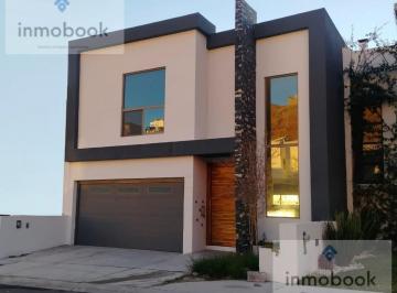 Casa · 332m² · 3 Recámaras · 2 Estacionamientos · Casa en Venta 3 Rec. con Baño, Alberca y Area de Asador, Bosque Real