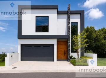 Casa · 332m² · 3 Recámaras · 2 Estacionamientos · Casa en Venta 3 Rec. con Baño, Alberca y Area de Asador, Bosque Real