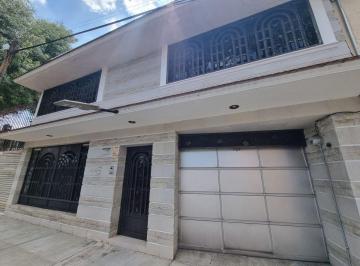 Casa de 3 habitaciones, Coyoacán · Se Vende Amplia Casa con Espacios Funcionales en Calle Tranquila.