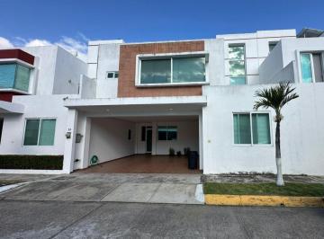 Casa · 4 Recámaras · 2 Estacionamientos · Casa en Renta en Hacienda Casa Blanca 2