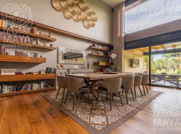 Casa · 835m² · 3 Recámaras · 6 Estacionamientos · Venta Casa Moderna en Balvanera Polo