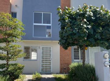 Casa · 97m² · 3 Recámaras · 1 Estacionamiento · Casa en Venta en Coto Privado, Parques de Tesistan, Zapopan Jalisco