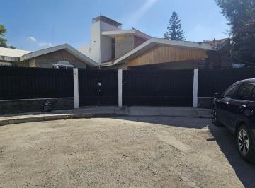 Casa · 300m² · 4 Recámaras · 3 Estacionamientos · Casa - León Moderno