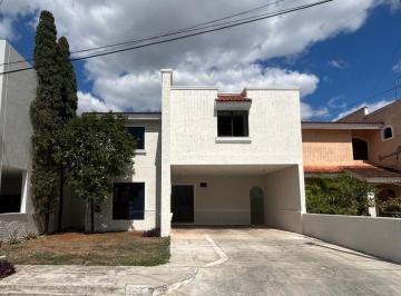 Casa de 3 habitaciones, Mérida · Casa de 3 Recámaras, Sin Muebles, en Privada Monterreal.