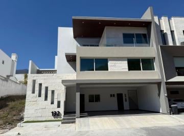 Casa de 4 habitaciones, Monterrey · Casa en Venta en Carolco Residencial Carretera Nacional Mty Frente a Parque