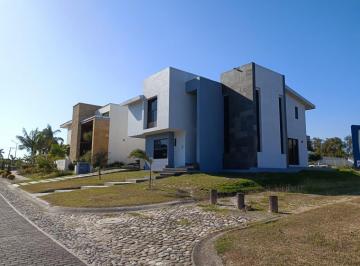 Casa · 288m² · 4 Recámaras · 4 Estacionamientos · Casa en Fraccionamiento Lagunas de Miralta