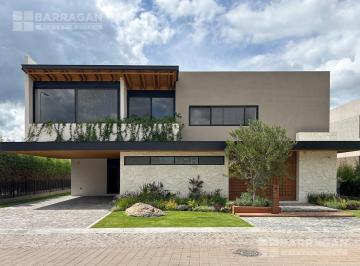 Casa · 560m² · 4 Recámaras · 4 Estacionamientos · Exclusiva Propiedad Nueva en Campanario