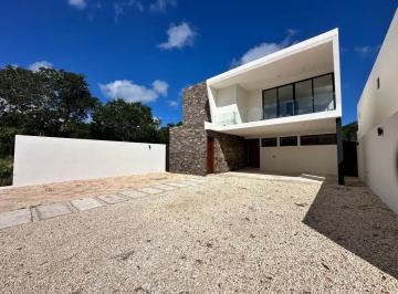 1 · Se Vende Casa Al Norte de Merida con Amenidades y Club de Golf
