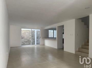 Casa · 166m² · 3 Recámaras · 2 Estacionamientos · Casa en Venta Aun Costado de Periferico en Residencial