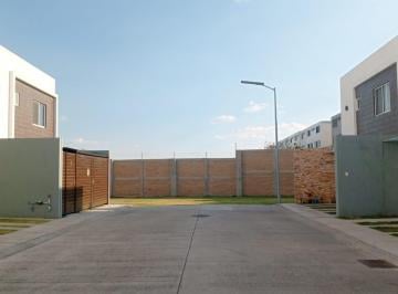 Casa · 166m² · 3 Recámaras · 2 Estacionamientos · Casa en Venta a un Costado de Periferico en Residencial