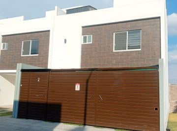 Casa · 166m² · 3 Recámaras · 2 Estacionamientos · Venta de Casa Sobre Periferico, en Residencial