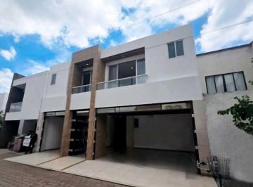 Casa · 468m² · 3 Recámaras · 3 Estacionamientos · Casa en Venta en Jardines de Zavaleta, Puebla.