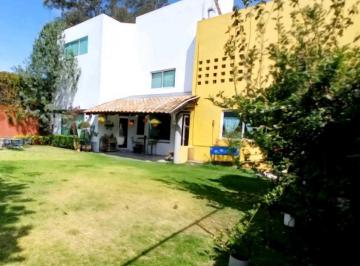 Casa · 496m² · 3 Recámaras · 3 Estacionamientos · Casa en Venta en Fraccionamiento El Campanario, Santiago Momoxpan