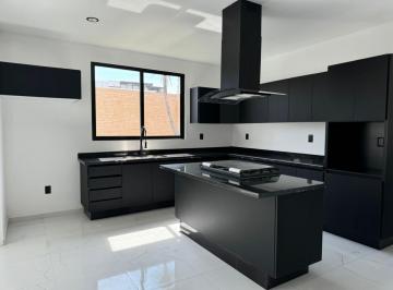 Casa · 290m² · 4 Recámaras · 2 Estacionamientos · Casa en Venta en Lomas de Angelopolis.