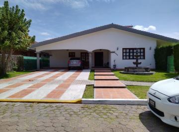 Casa · 450m² · 3 Recámaras · 6 Estacionamientos · Casa en Venta en El Cristo Club de Golf