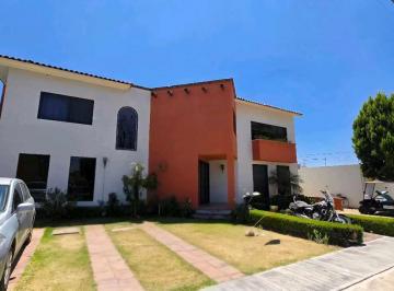 Casa · 335m² · 4 Recámaras · 4 Estacionamientos · Casa en Venta en Fraccionamiento El Campanario