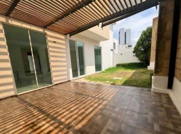 Casa · 350m² · 3 Recámaras · 3 Estacionamientos · Casa en Venta en Fraccionamiento Vista Real