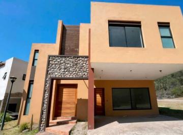 Casa · 351m² · 3 Recámaras · 2 Estacionamientos · Casa en Venta en Zerezotla