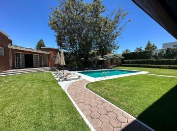 Casa · 900m² · 4 Recámaras · 5 Estacionamientos · Casa en Venta en San Pedro Cholula