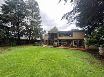 Casa · 400m² · 3 Recámaras · 8 Estacionamientos · Preciosa Casa con Gran Jardín en Zona Tranquila con Bonito Paisaje