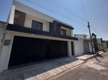 Casa · 447m² · 4 Recámaras · 3 Estacionamientos · Costa de Oro, Casa en Venta de 4 Recámaras, Espacios Amplios, Ideal Casa U Oficina