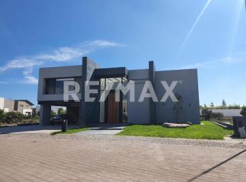 Casa · 550m² · 4 Recámaras · 6 Estacionamientos · Casa en Renta con Garage Hasta Para 6 Autos en El Campanario. - (4)