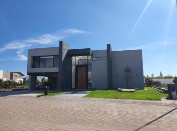 Casa · 550m² · 4 Recámaras · 6 Estacionamientos · Casa en Renta con Garage Hasta Para 6 Autos en El Campanario. - (4)
