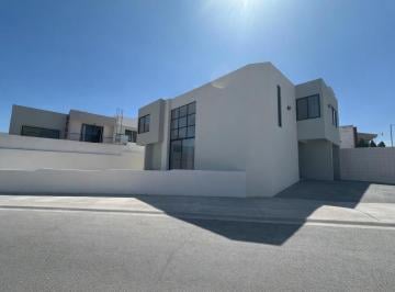 Casa en condominio · 244m² · 4 Recámaras · 2 Estacionamientos · Casa Nueva en Venta en Villas del Campo, Calimaya