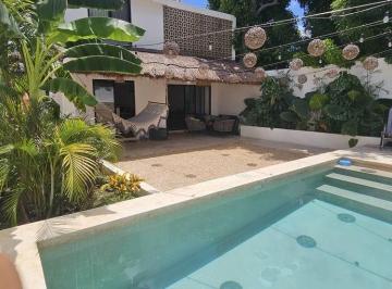 Casa · 243m² · 3 Recámaras · 2 Estacionamientos · Casa en Venta Merida Centro Remodelada Amueblada Lista Para Entrega (Avc - 2772)