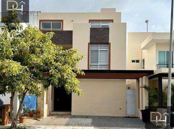 Casa · 376m² · 3 Recámaras · 2 Estacionamientos · ¡Bonita Casa Amueblada en Venta en Resdencial Aqua!