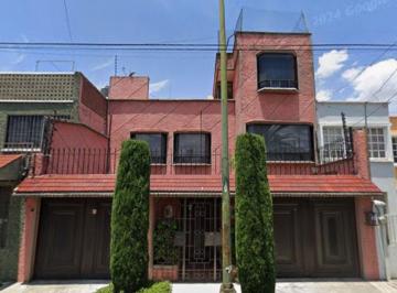 Casa de 5 habitaciones, Azcapotzalco · Bonita Casa en Una Exelente Ubicacion Cerca de Escuelas Parques Hospitales y Centros Comerciales